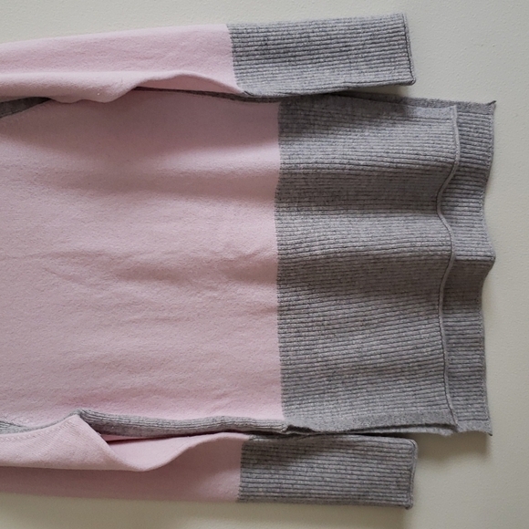 3very Cashmere 2 tone boat neck sweater with side slits. Women's size S/M - Picture 3 of 6